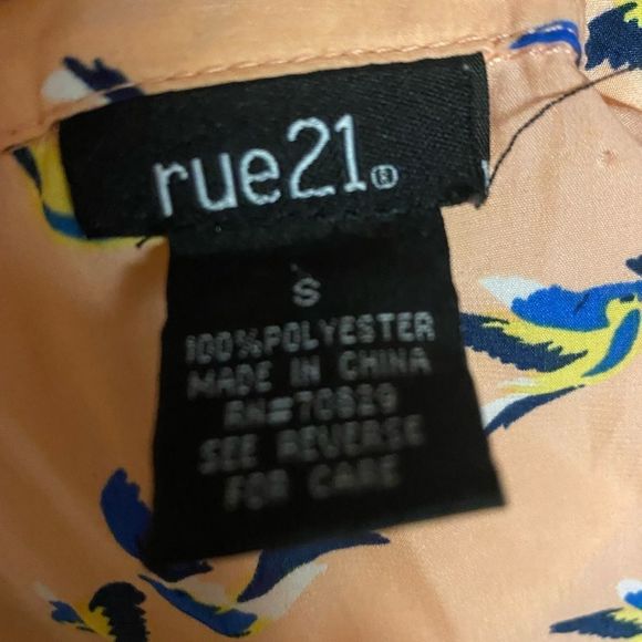 Sleeveless blouse, ties at the bottom. - Picture 6 of 7